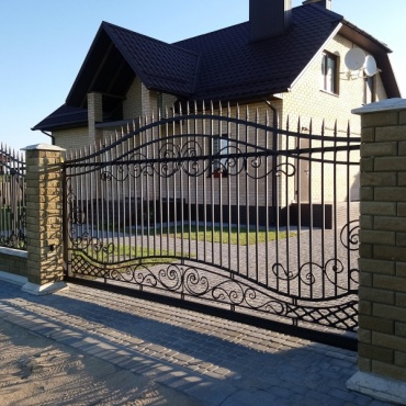 Кованые откатные ворота в загородный дом 3500x2300