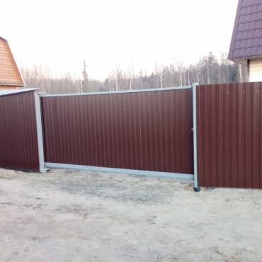 Откатные ворота с профнастилом для загородного дома 2200x1500