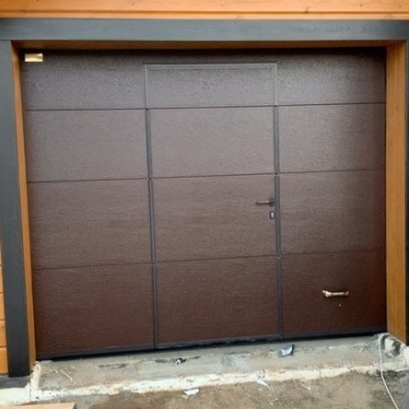 Гаражные ворота с калиткой для коттеджа 2200x2300